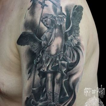 Татуировка мужская Black&Grey на плече Архангел Михаил