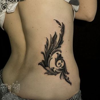 Татуировка женская Black&Grey на боку барокко