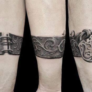 Татуировка мужская Black&Grey на предплечье браслет