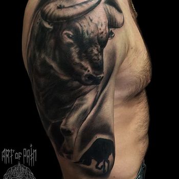 Татуировка мужская Black&Grey на плече бык