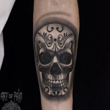 Татуировка мужская Black&Grey на предплечье череп в узорах