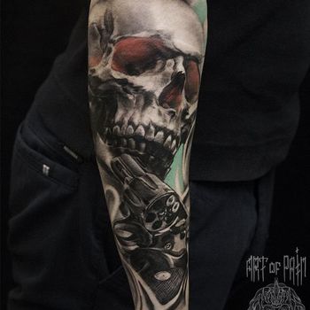 Татуировка мужская Black&Grey на предплечье череп и револьвер
