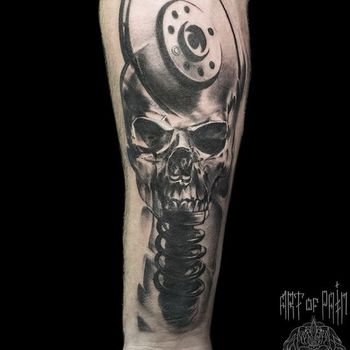 Татуировка мужская Black&Grey на предплечье череп и амортизатор