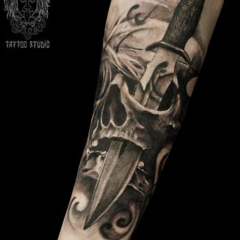 Татуировка мужская Black&Grey на предплечье череп и нож
