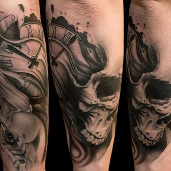 Татуировка мужская Black&Grey на руке череп и часы