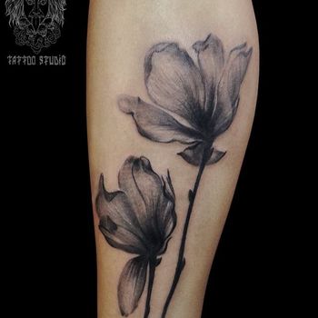 Татуировка женская Black&Grey на предплечье серые цветы