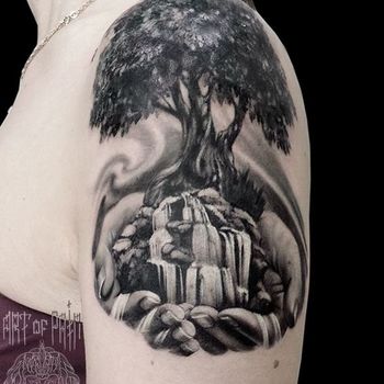 Татуировка женская Black&Grey на плече дерево