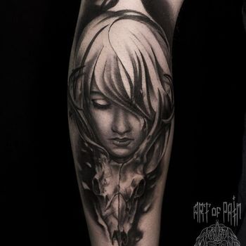 Татуировка мужская Black&Grey на икре девушка