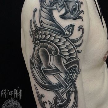 Татуировка мужская Black&Grey на плече кельтика