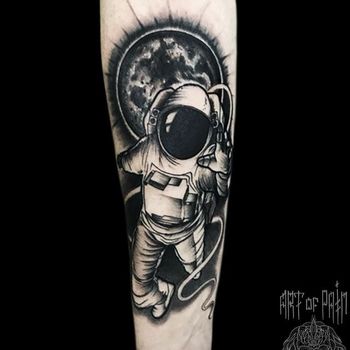Татуировка мужская Black&Grey на предплечье космос