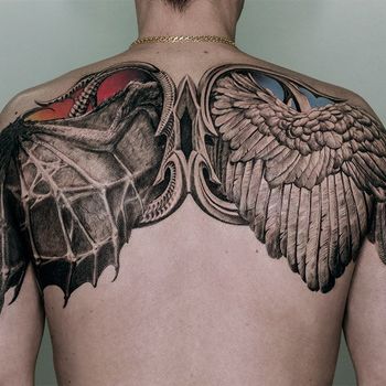  Татуировка мужская Black&Grey на спине крылья