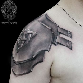 Татуировка мужская Black&Grey на плече латы