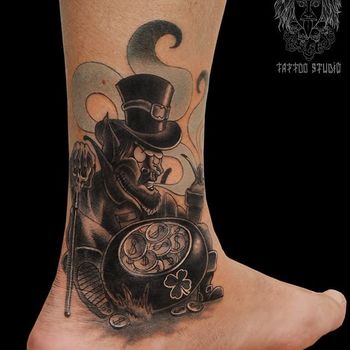 Татуировка мужская Black&Grey на щиколотке леприкон