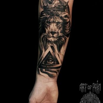Татуировка мужская Black&Grey на предплечье лев в короне