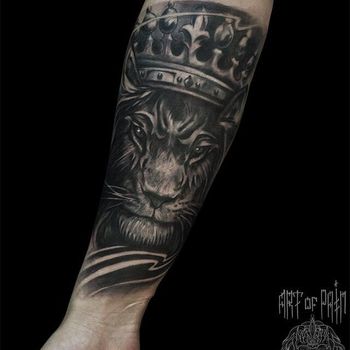 Татуировка мужская Black&Grey на предплечье король зверей