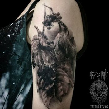 Татуировка женская Black&Grey на плече листья рябины и птица