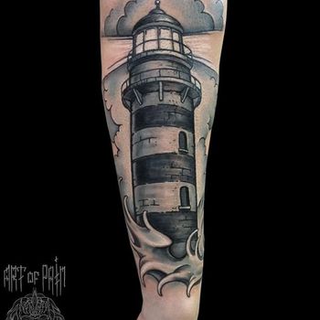 Татуировка мужская Black&Grey на предплечье маяк