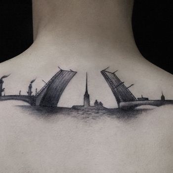 Татуировка мужская Black&Grey на спине мост