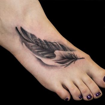 Татуировка женская Black&Grey на ноге чёрные перья