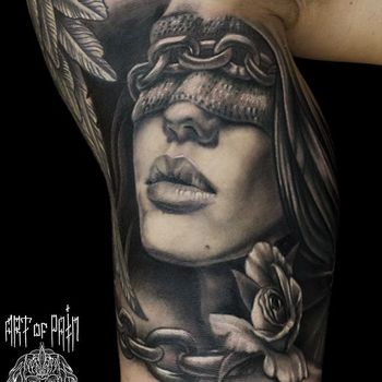 Татуировка мужская Black&Grey на бицепсе женский портрет