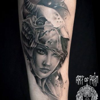 Татуировка мужская Black&Grey на предплечье девушка с черепом козла