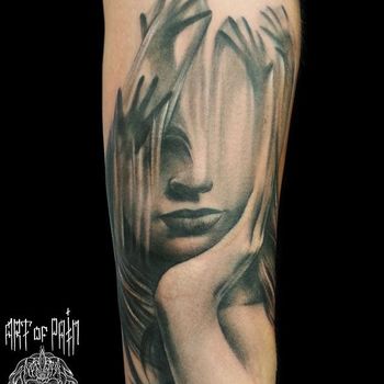Татуировка женская Black&Grey на предплечье лицо и силуеты рук
