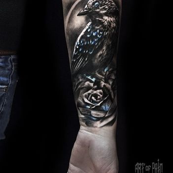 Татуировка женская Black&Grey на предплечье птица и роза