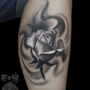 Татуировка женская Black&Grey на ноге роза
