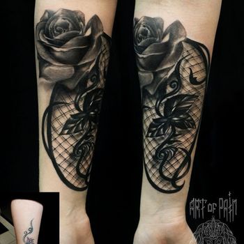 Татуировка женская Black&Grey на предплечье роза на сетке CoverUp