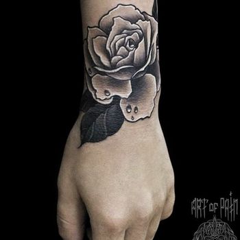 Татуировка женская Black&Grey на запястье роза (CoverUp)
