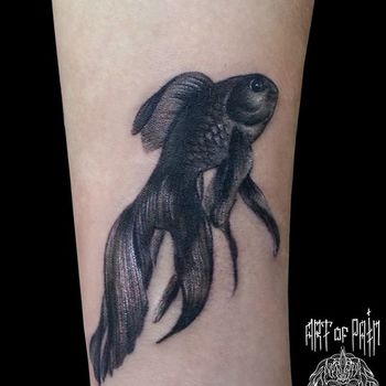 Татуировка женская Black&Grey на предплечье рыбы