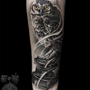 Татуировка мужская Black&Grey на предплечье сова и книги