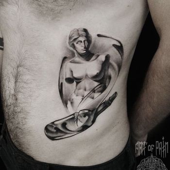 Татуировка мужская Black&Grey на боку Венера Милосская и бутылка