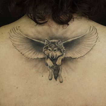 Татуировка женская Black&Grey на спине крылатый волк
