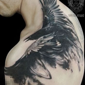 Татуировка мужская Black&Grey на лопатке ворон