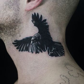 Татуировка мужская Black&Grey на шее ворон