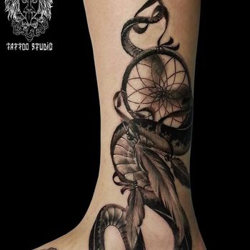 Татуировка женская Black&Grey на щиколотке змея и ловец снов