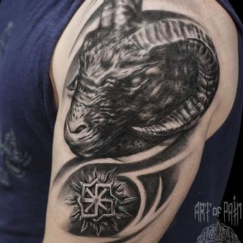 Татуировка мужская Black&Grey на плече знак зодиака Овен