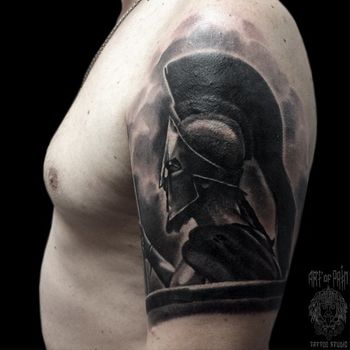 Татуировка мужская black&grey на плече римский воин