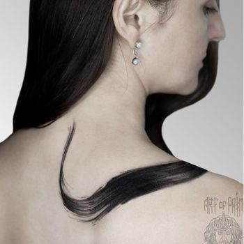 Татуировка женская графика на плече мазок туши
