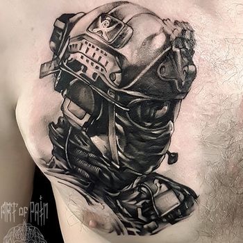 Татуировка мужская black&grey на груди человек в шлеме
