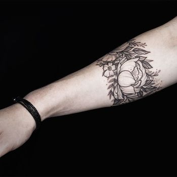 Татуировка женская графика на предплечье браслет из цветов
