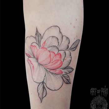 Татуировка женская графика на предплечье цветок с красными лепестками