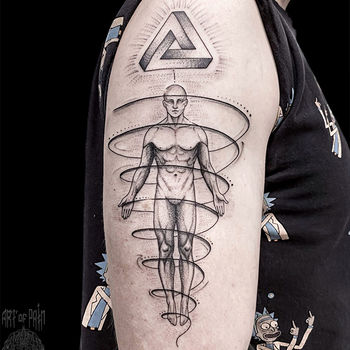 Татуировка мужская графика на плече человек