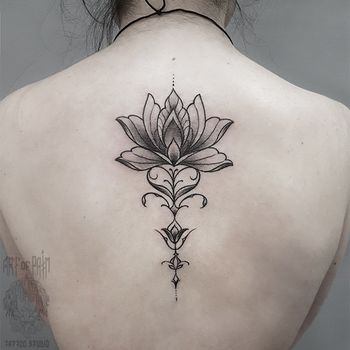 Татуировка женская графика на спине лотос с узором