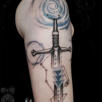 Татуировка женская графика на плече меч