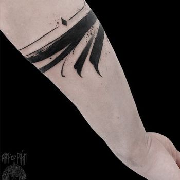 Татуировка мужская графика на предплечье браслет