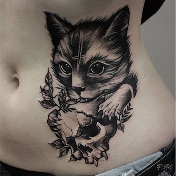 Татуировка женская графика на боку котик