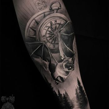 Татуировка мужская реализм на предплечье летучая мышь и компас