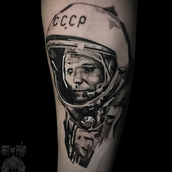Татуировка мужская графика на предплечье Гагарин